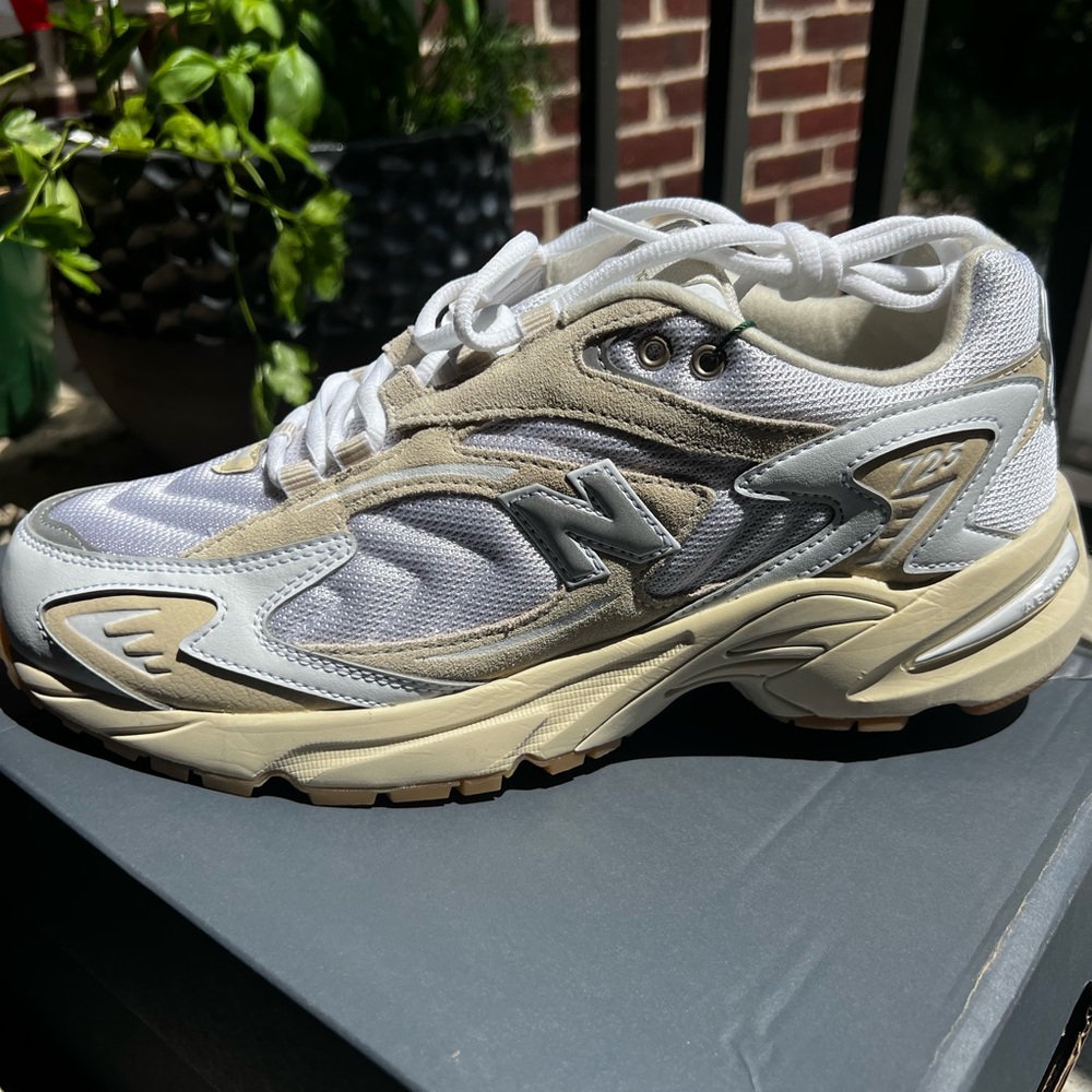 NEW BALANCE 725 excellent conditon in white and cream and silver US 9.5